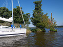 Jacht Phila 880 do czarteru na jeziorze Jeziorak -Jacht cumuje przy wyspie Gierczak