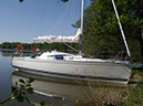 Jacht Phila 880 do czarteru na jeziorze Jeziorak -Jacht cumuje przy wyspie Gierczak