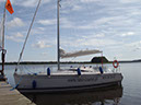 Jacht Phila 880 do czarteru na jeziorze Jeziorak -Jacht cumuje przy pomoście Chaty