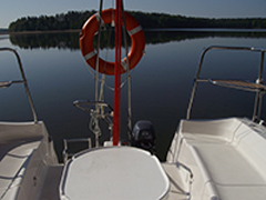 Jacht Phila 880 do wynajęcia na jeziorze Jeziorak, tolik w kokpicie, krzesełka rufowe sternika